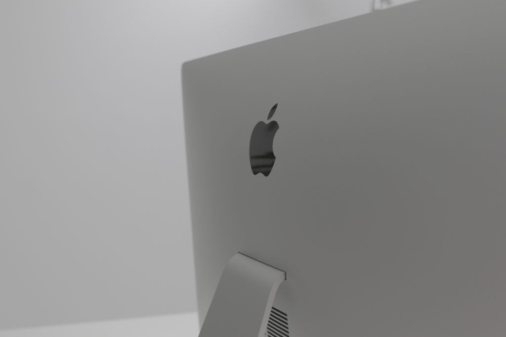 The iMac 2021 is rumoured to have a flat back, marking a change from the curved design of the 2019 iMac