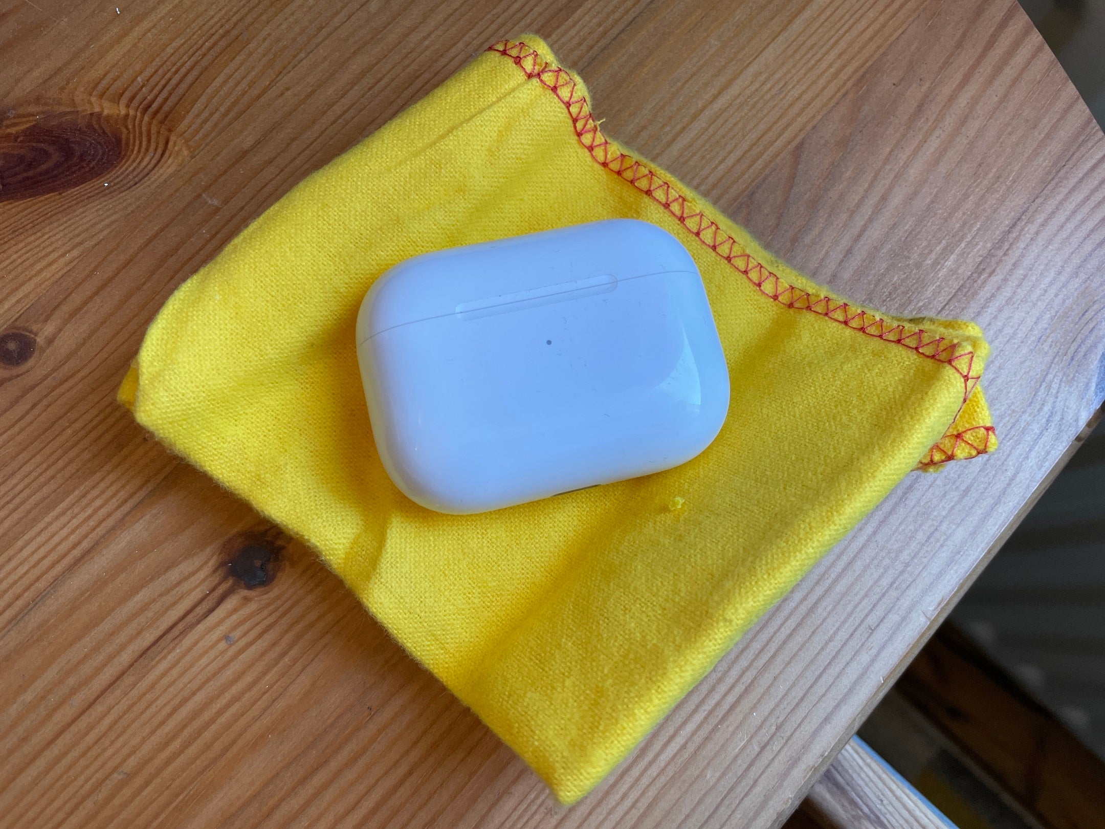 How to clean AirPods Step-1