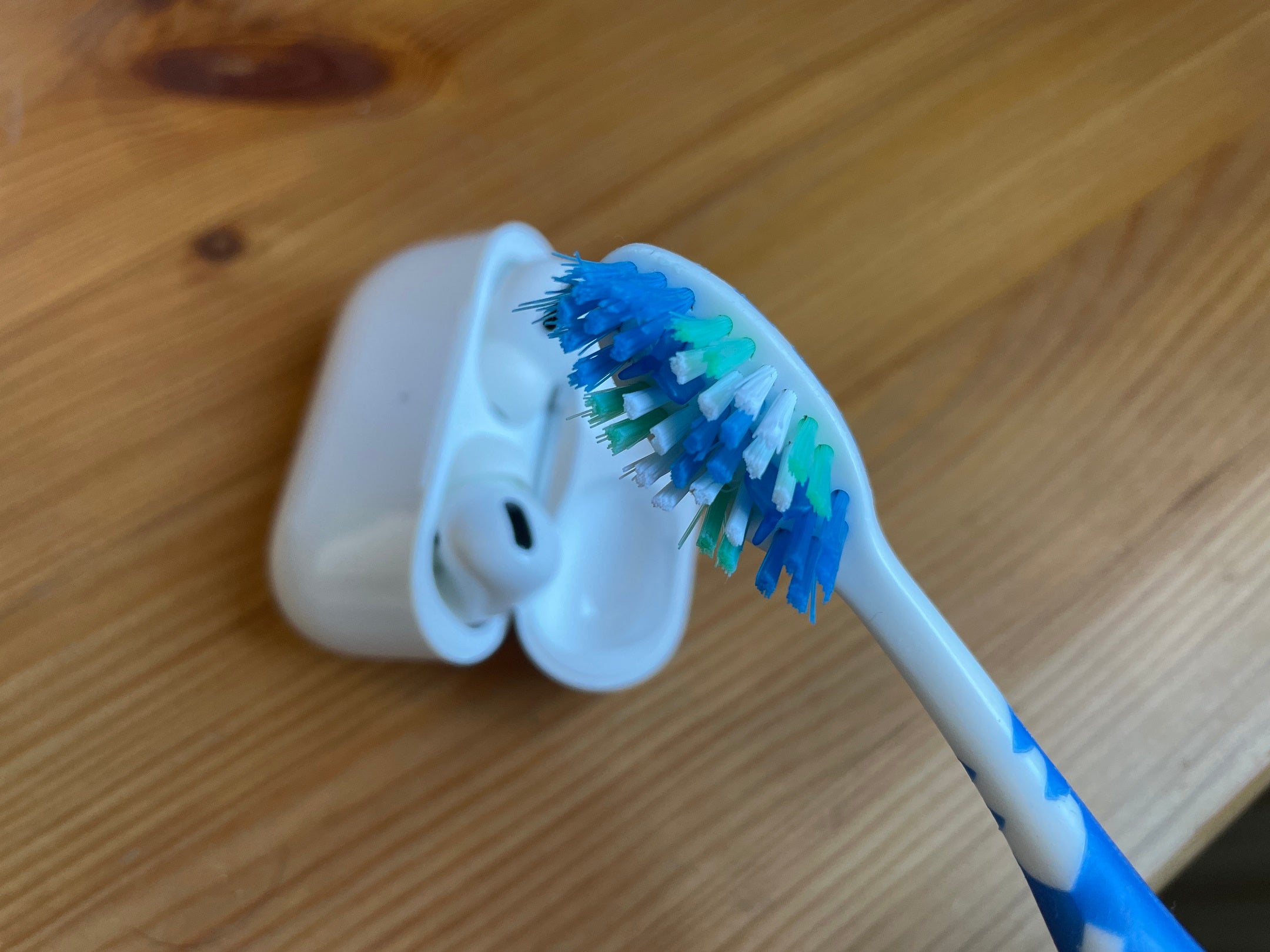 How to clean AirPods Step-3